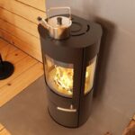 Haas+Sohn VITUS.l Stahl Kaminofen 3-Sichtscheiben mit Kochplatte mit Holzfach und Türe tief-schwarz – Bild 4